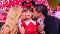 Virginia e Zé Felipe chegam e vão embora juntos da festa da filha; veja