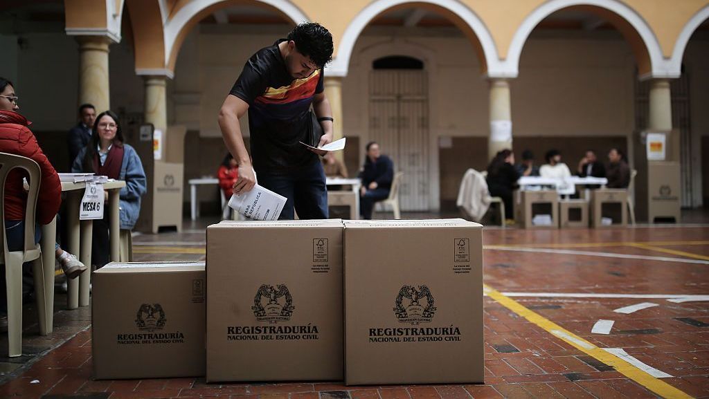 Colombianos vão às urnas para exercer seu direito de voto nas primárias interpartidárias e eleições legislativas em Bogotá, Colômbia, em 8 de março de 2026