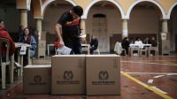 Urnas fecham na Colômbia em eleição presidencial marcada por polarização