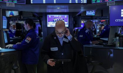 Operadores na bolsa de Nova York em 1º de maio de 2026