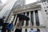 Wall Street opera mista em meio a otimismo com IA e guerra no Oriente Médio