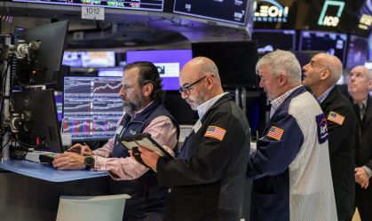 Operadores na bolsa de Nova York em 27 de maio de 2026