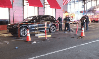 Imagens do local onde uma mulher caiu em um bueiro destampado em Nova York