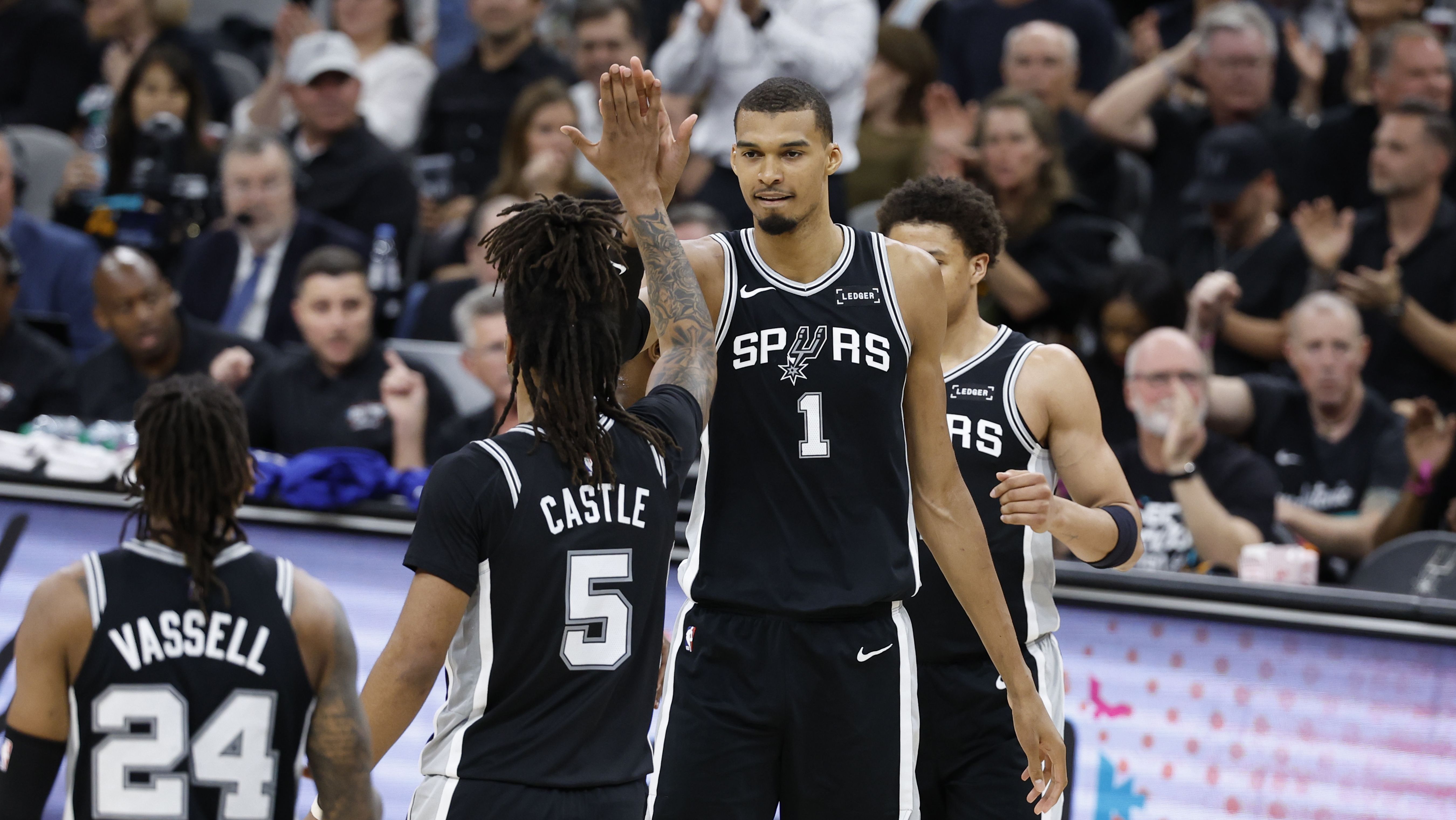 Jogadores do San Antonio Spurs comemoram vitória contra o Minnesota Timberwolves
