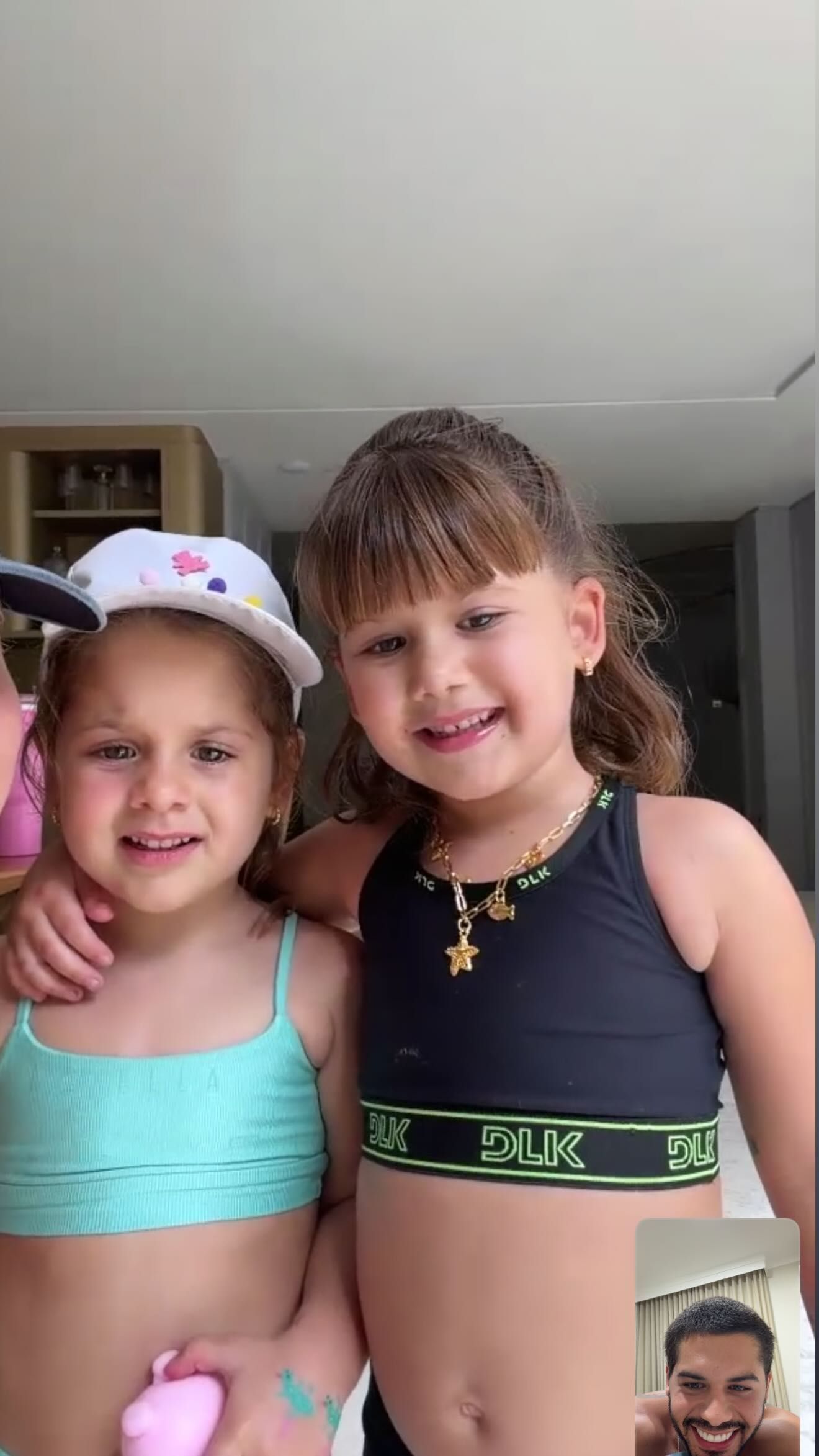 Zé Felipe em chamada com as filhas Maria Alice e Maria Flor • Instagram/Zé Felipe