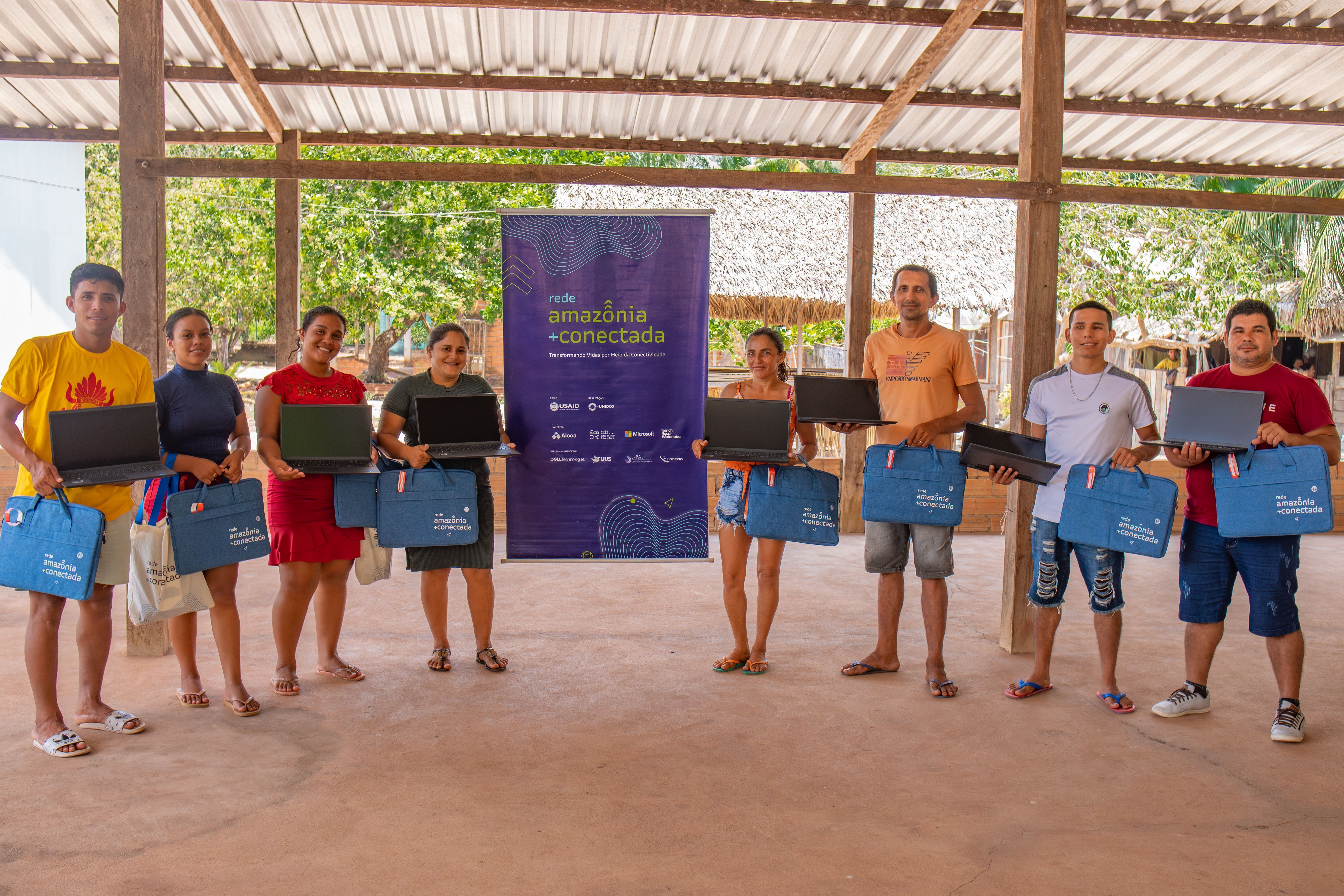 Moradores da Comunidade Santa Helena, no Juriti, recebem equipamentos para formação digital • Rede Amazônia +Conectada