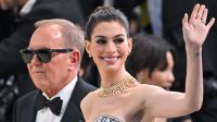 Anne Hathaway escondeu gravidez em premières de "O Diabo Veste Prada 2"