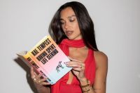 Dua Lipa está lutando contra a proibição de livros com nova biblioteca