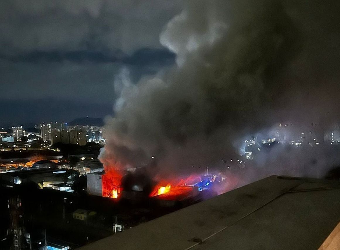 Incêndio em galpões na Lapa provoca coluna de fumaça em SP