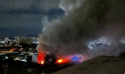 Incêndio em galpões na Lapa provoca coluna de fumaça em SP