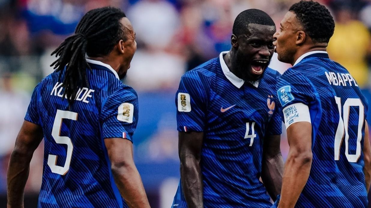 Jogadores da França comemorando um dos gols sobre o Iraque, pela Copa do Mundo