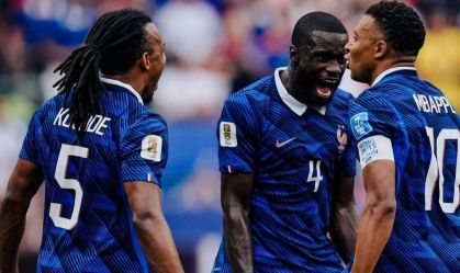 Jogadores da França comemorando um dos gols sobre o Iraque, pela Copa do Mundo