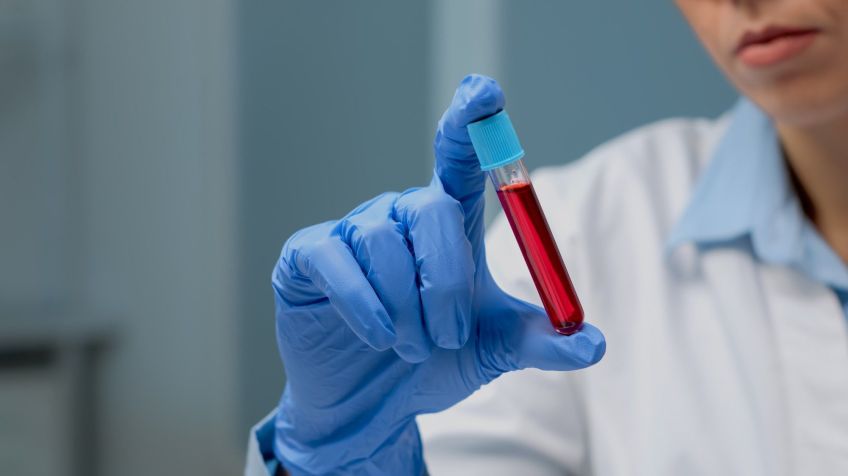 A biópsia líquida detecta fragmentos de DNA tumoral na corrente sanguínea • DC Studio/Magnific