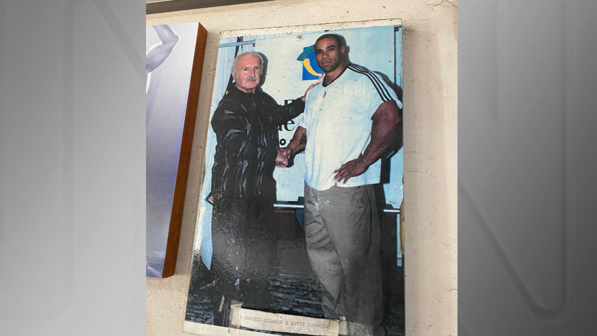 Imagem mostra fundador do Clube Apolo, Arnóbio Signaran, com o fisiculturista americano Kevin Levrone • Rafael Villarroel/CNN