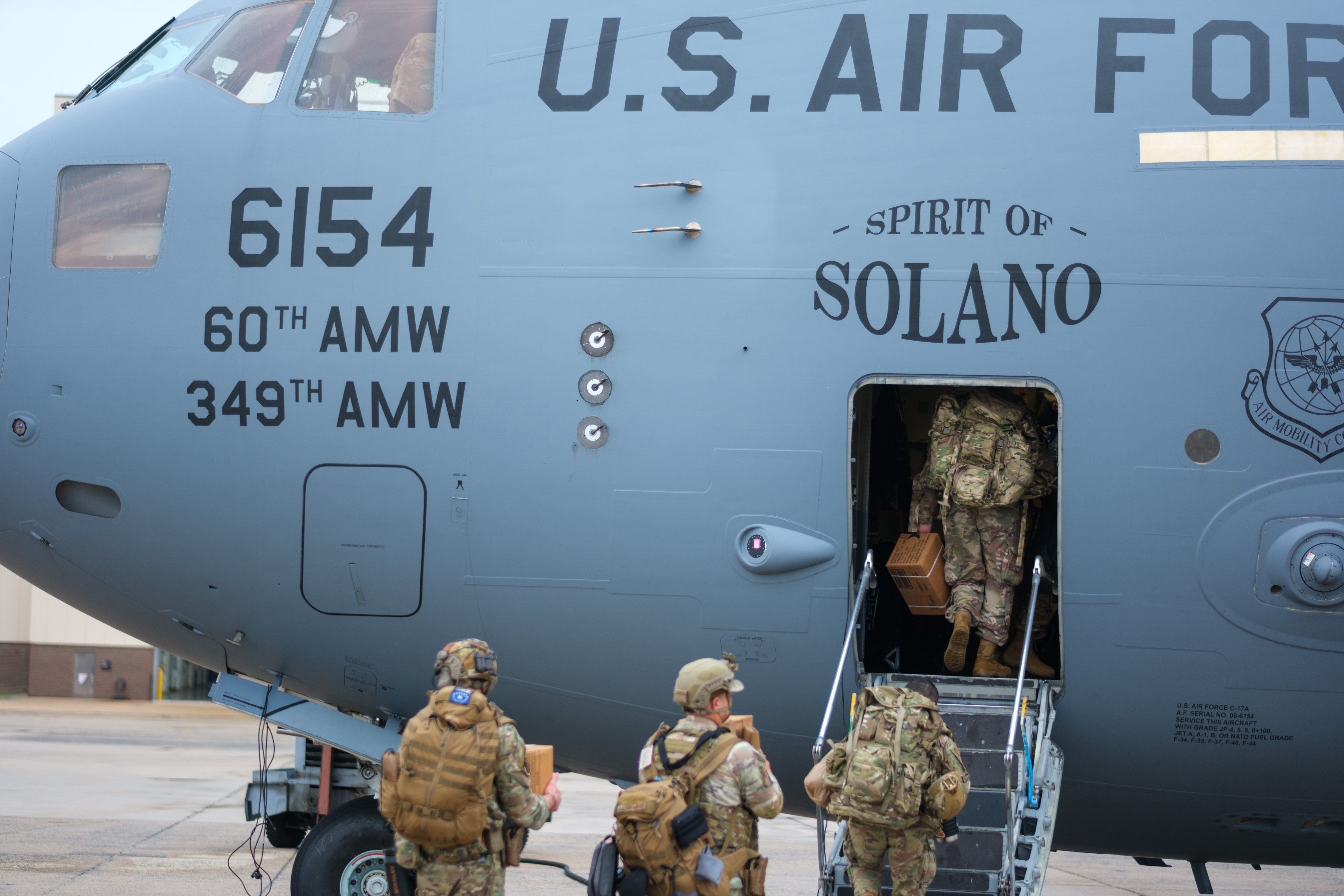 Imagem divulgada pelo Comando Sul dos EUA mostra militares embarcando em um avião com destino à Venezuela