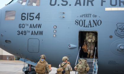 Imagem divulgada pelo Comando Sul dos EUA mostra militares embarcando em um avião com destino à Venezuela