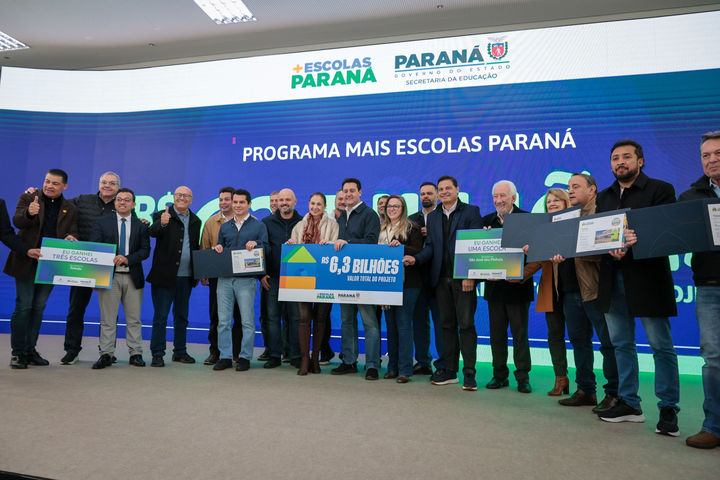O governador Carlos Massa Ratinho Junior e o secretário da Educação, Roni Miranda, assinaram nesta quarta-feira (24), o contrato do programa Mais Escolas Paraná • Geraldo Bubniak
