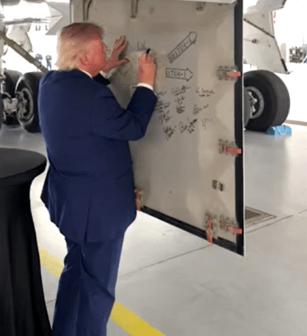 Momento em que o presidente dos EUA, Donald Trump, assina o painel mecânico do novo Air Force One • Margo Martin via X