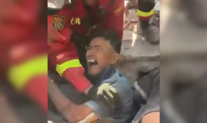 Vídeo mostra momento em que homem é resgatado na Venezuela em uma operação que levou horas para ser concluída
