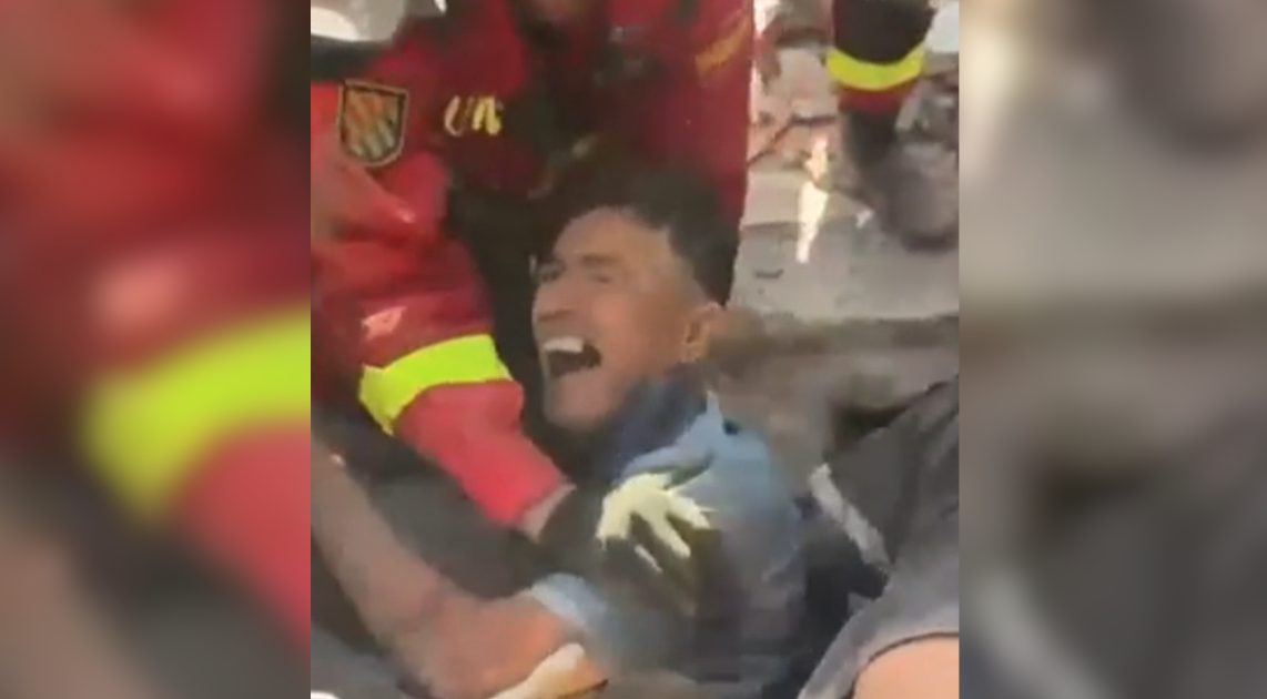 Homem é resgatado emocionado em meio aos escombros na Venezuela
