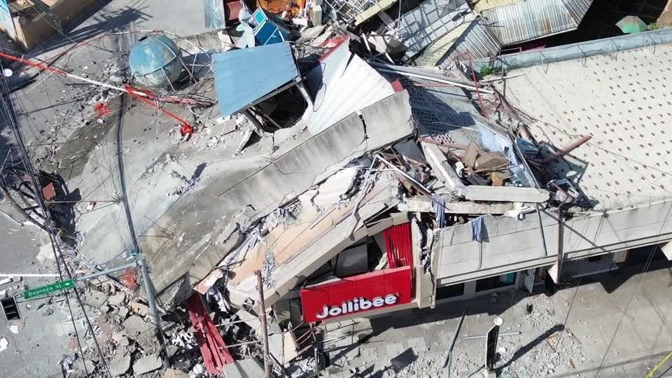 Estruturas desabam e ruas ficam em ruínas após terremoto atingir a cidade de General Santos, nas Filipinas