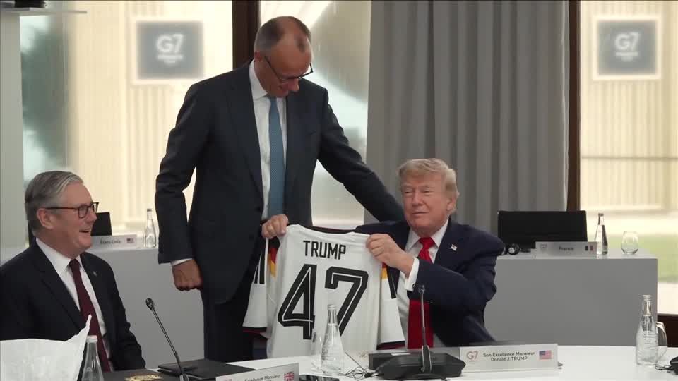 MOMENTO: Chanceler alemão Merz presenteia Trump com camisa de futebol na cúpula do G7
