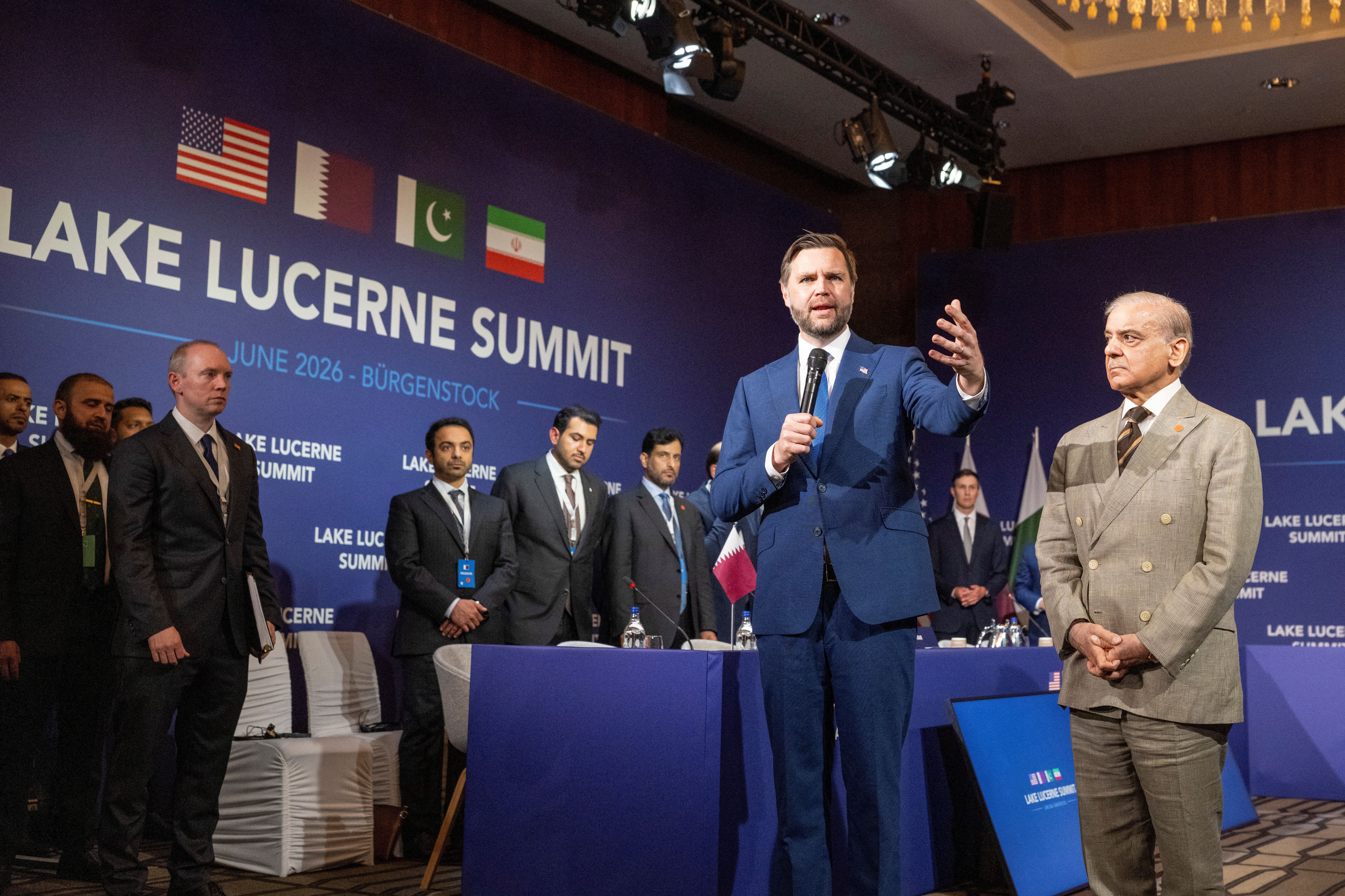 Vice-presidente dos EUA, JD Vance, e o primeiro-ministro do Paquistão, Shehbaz Sharif, na Cúpula do Lago Lucerna, no resort Buergenstock, em Obbuergen