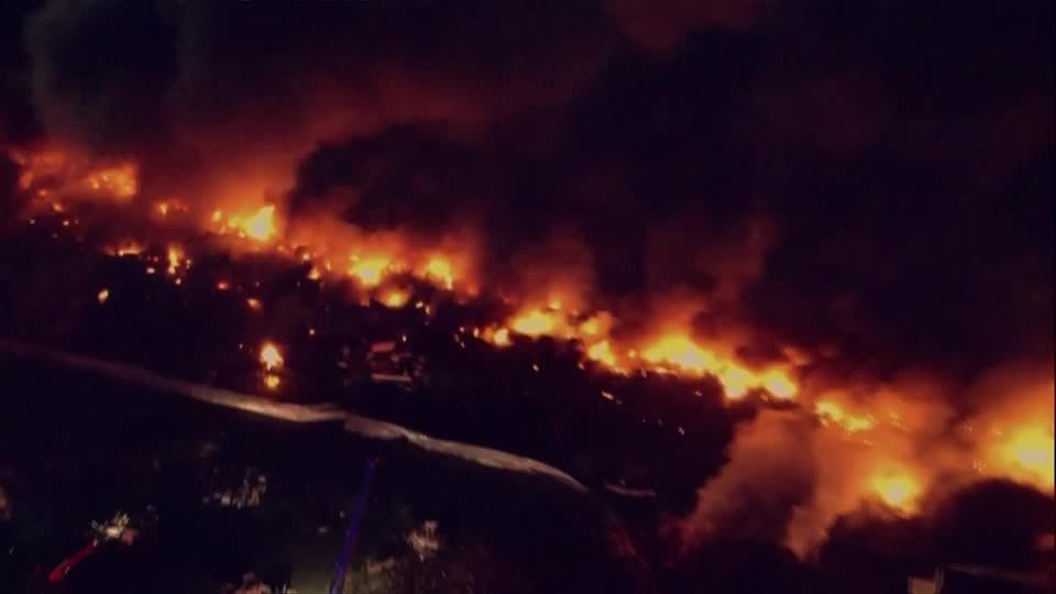 Incêndios devastadores e grandes colunas de fumaça se alastram enquanto um armazém em Houston queima.