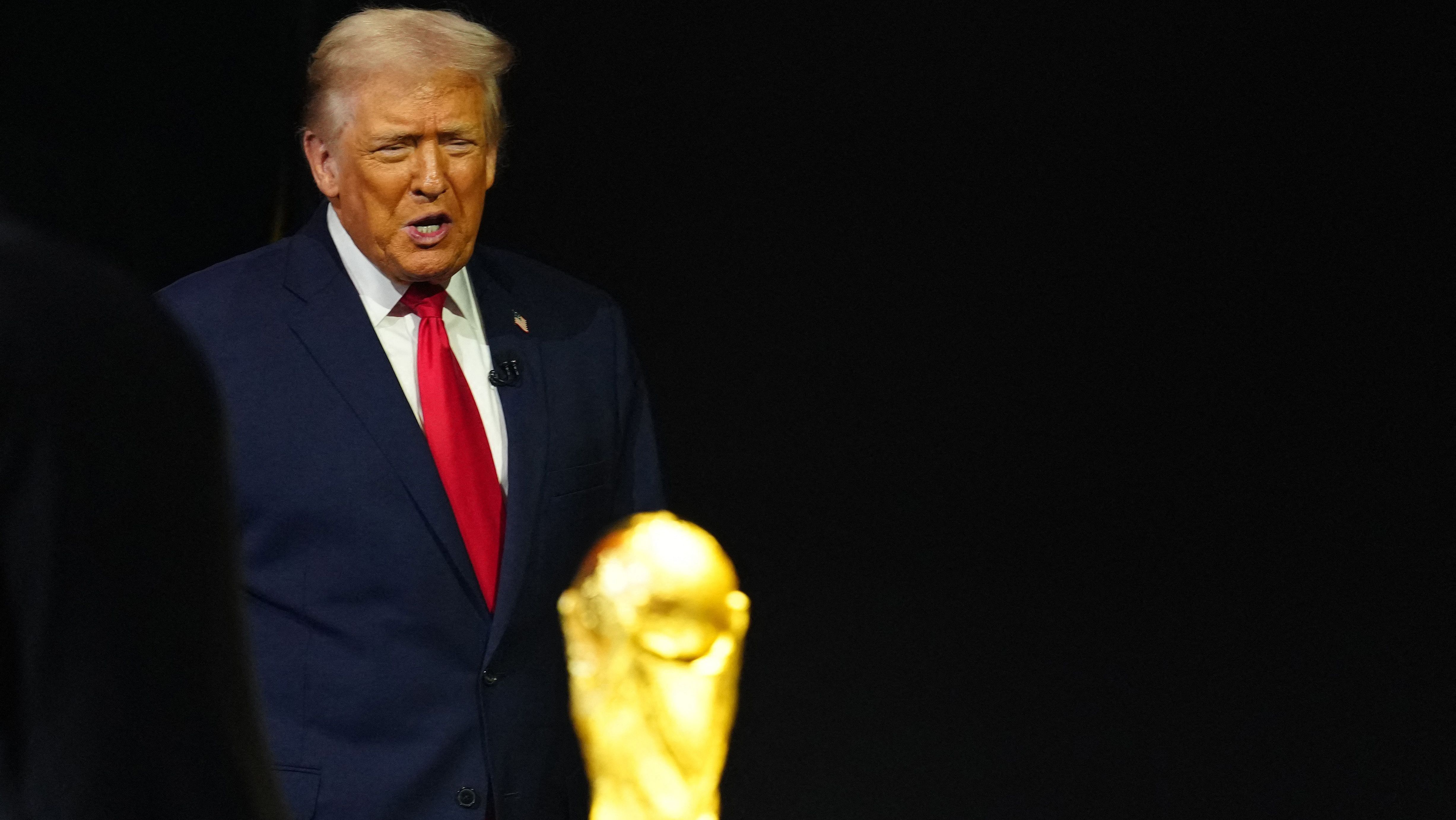 Presidente dos EUA, Donald Trump, ao lado do troféu da Copa do Mundo em Washington