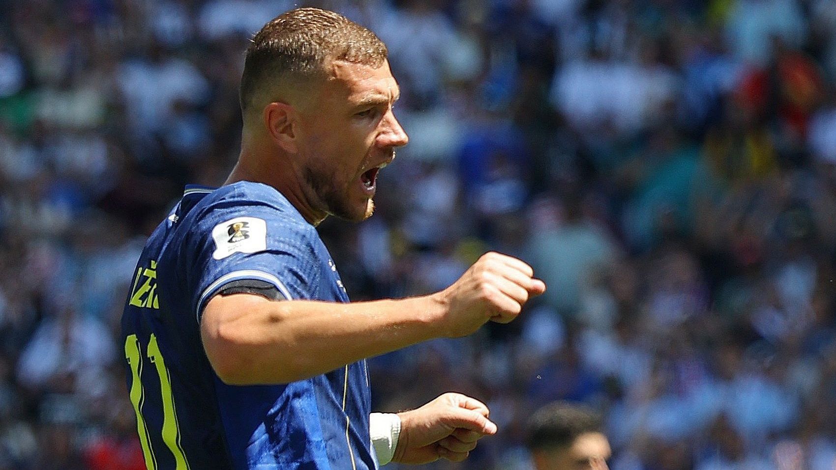 Edin Dzeko, da Bósnia, comemora o segundo gol da sua equipe