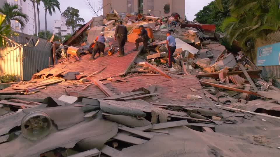 Equipes de resgate em prédio que desabou após terremotos na Venezuela