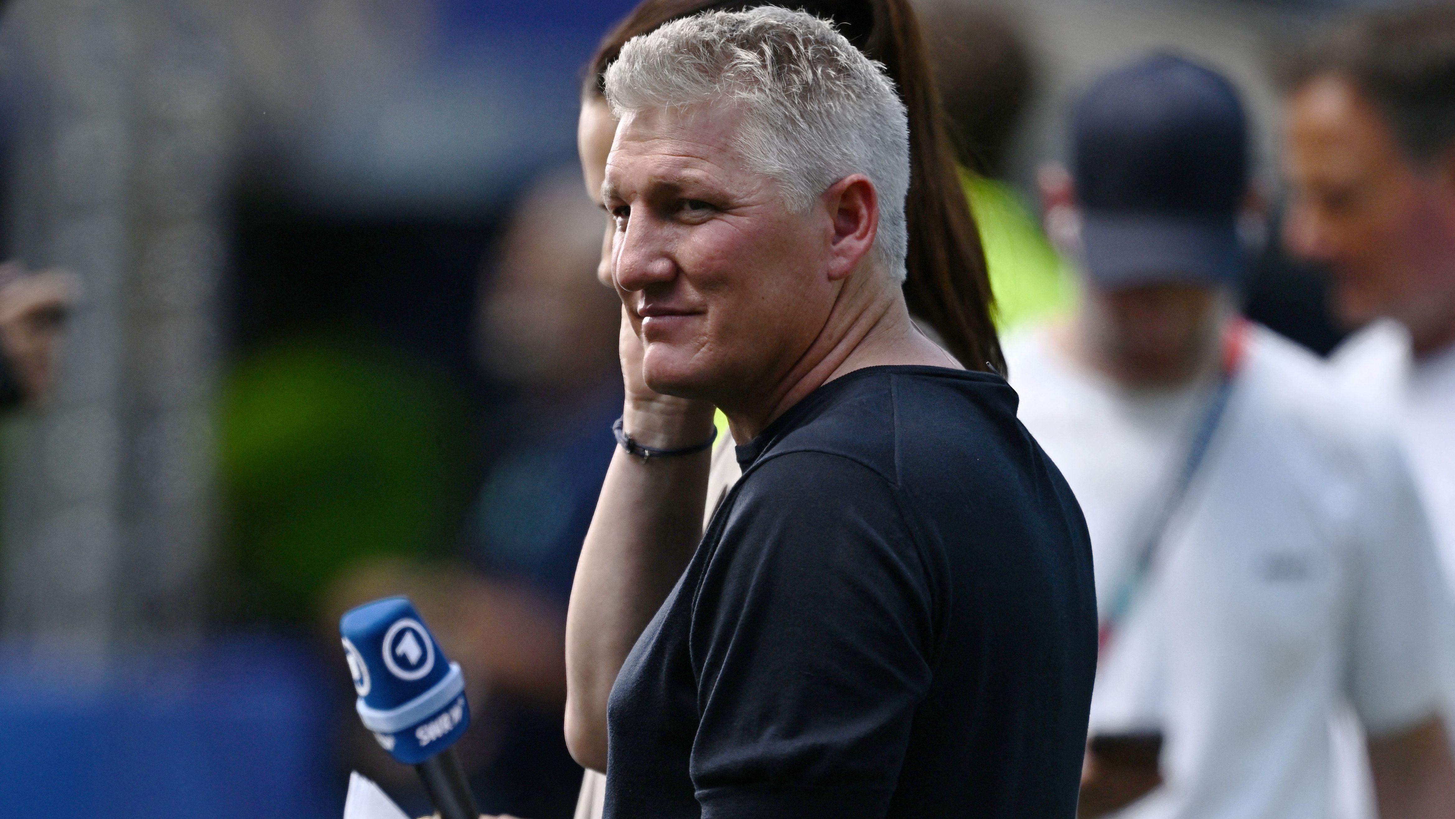 O ex-jogador alemão Bastian Schweinsteiger atuando como comentarista de TV