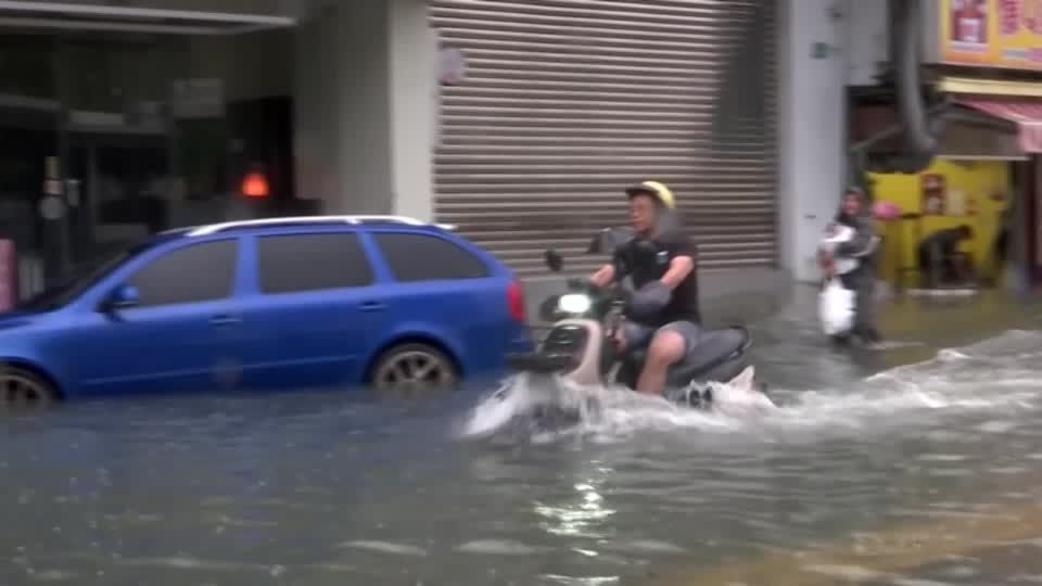 Chuvas torrenciais de uma tempestade que passou paralisam o sul de Taiwan