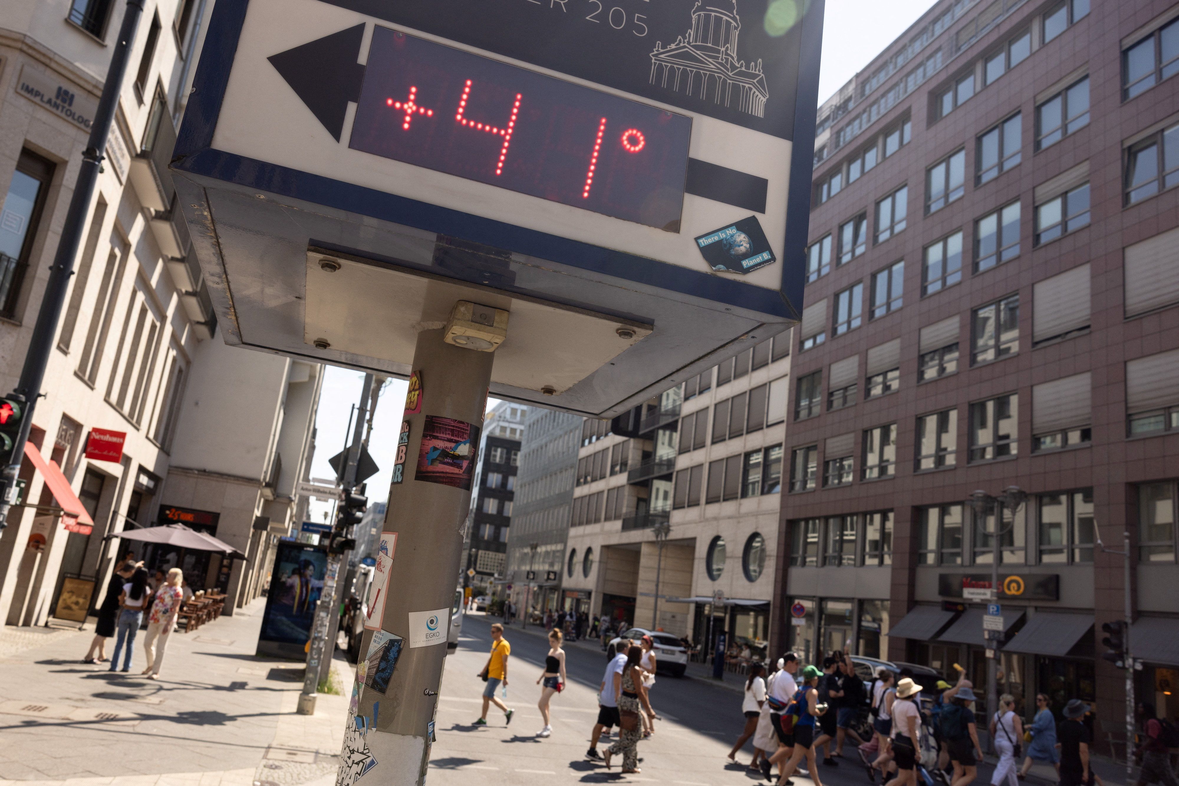 Painel em Berlim indica uma temperatura de 41 graus Celsius durante a onda de calor que atinge a Europa no sábado (27)