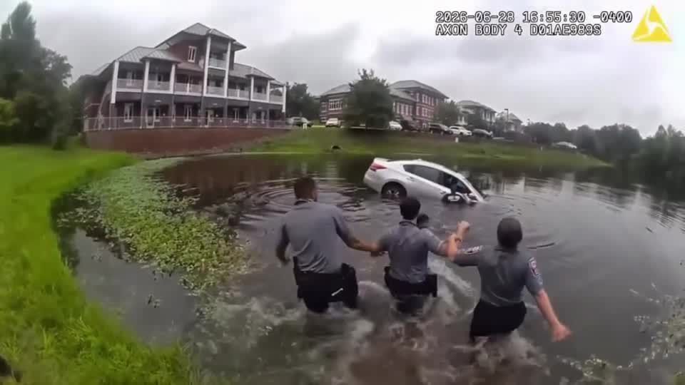 Equipes de resgate salvam motorista da Virgínia de carro que afundava usando corrente humana.