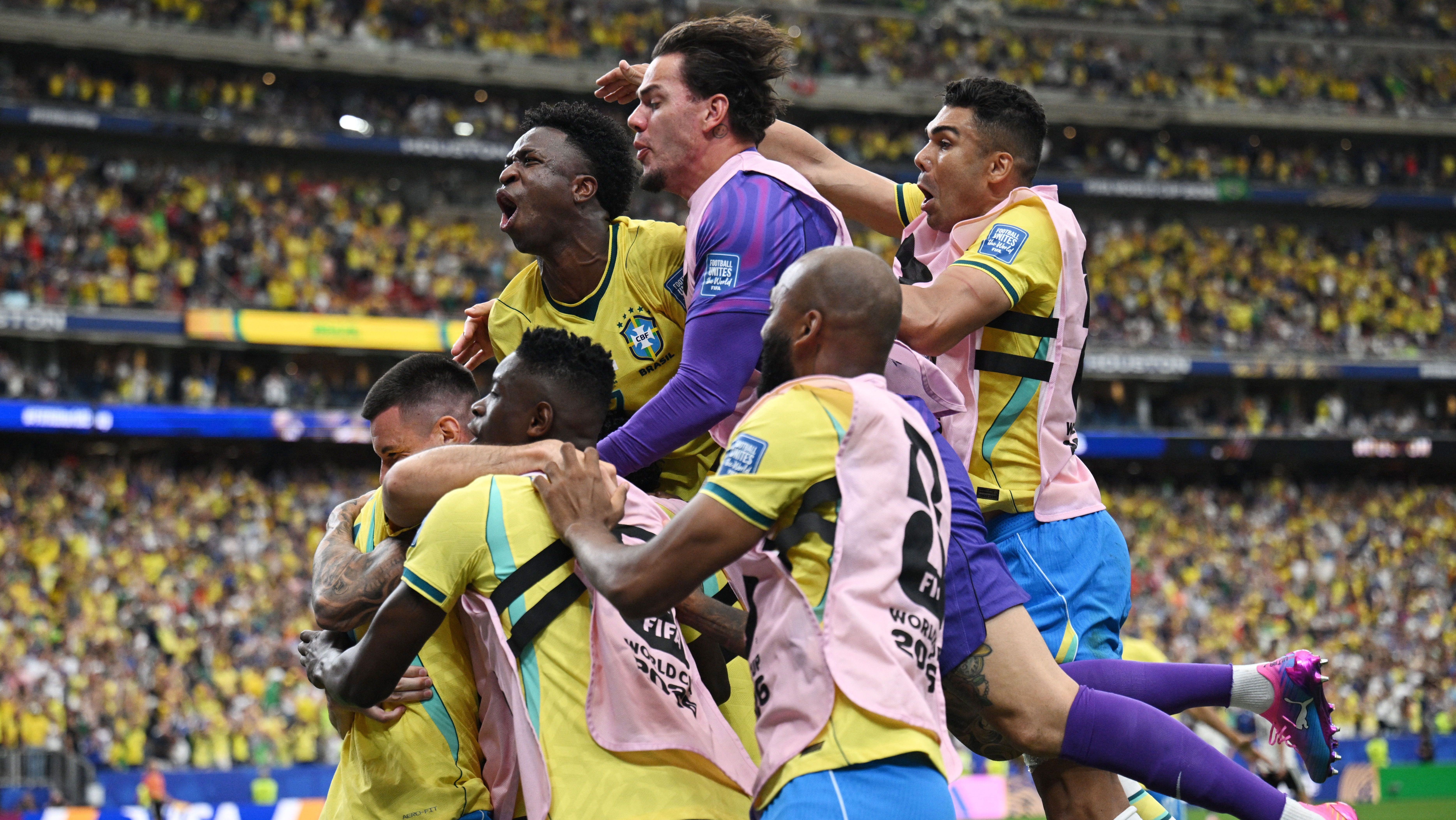 Jogadores do Brasil comemoram o gol de Martinelli na vitória sobre o Japão
