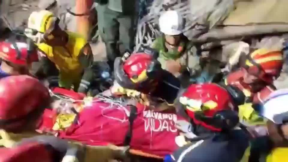 Venezuelano de 12 anos é resgatado dos escombros dias após terremoto