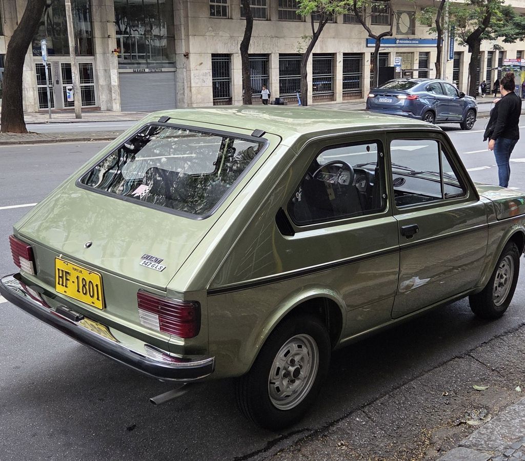 Fiat 147 com o Fastback 50 Anos ao fundo durante gravação em BH