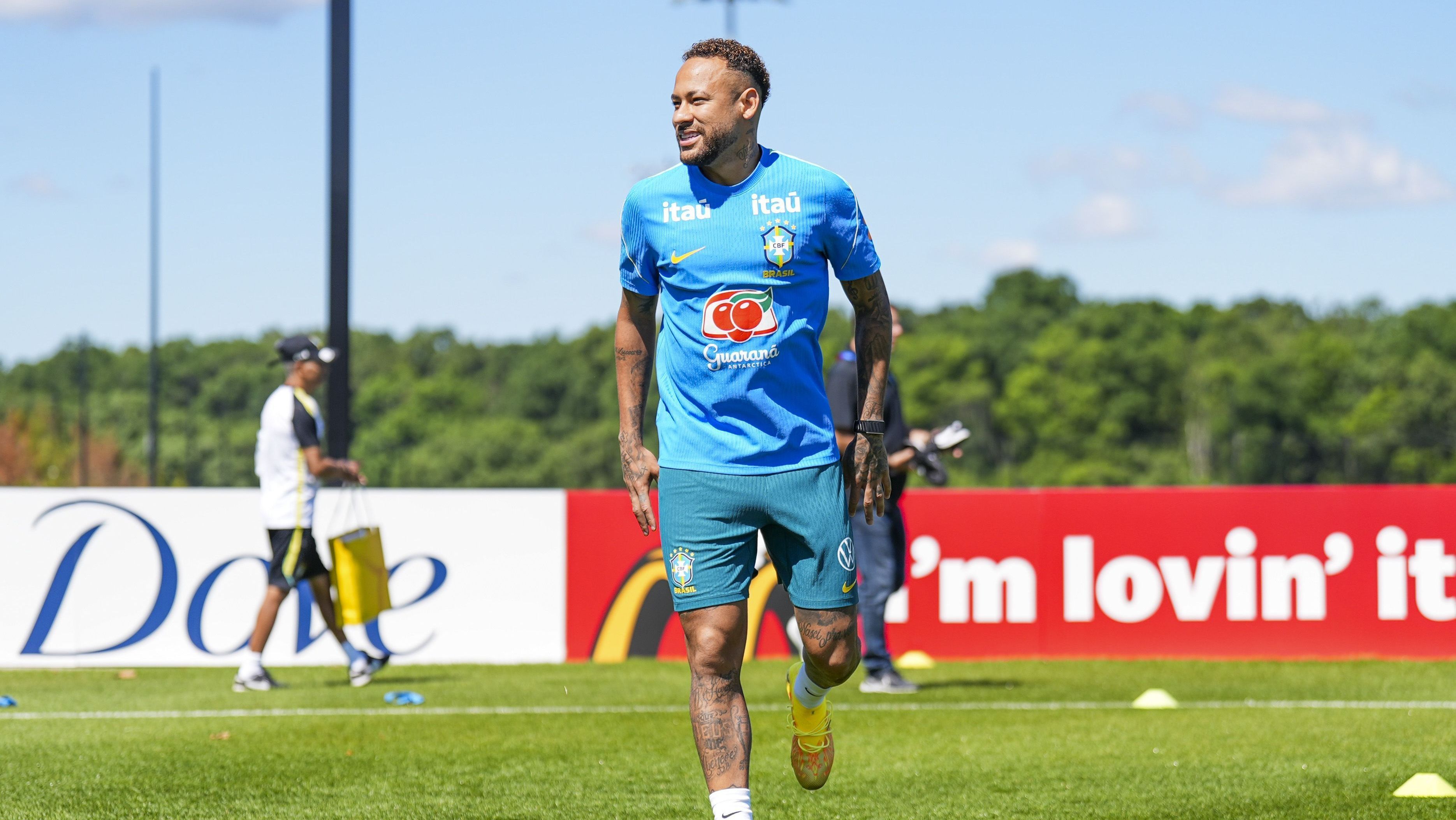 Neymar volta a treinar com a Seleção e reforça expectativa por retorno