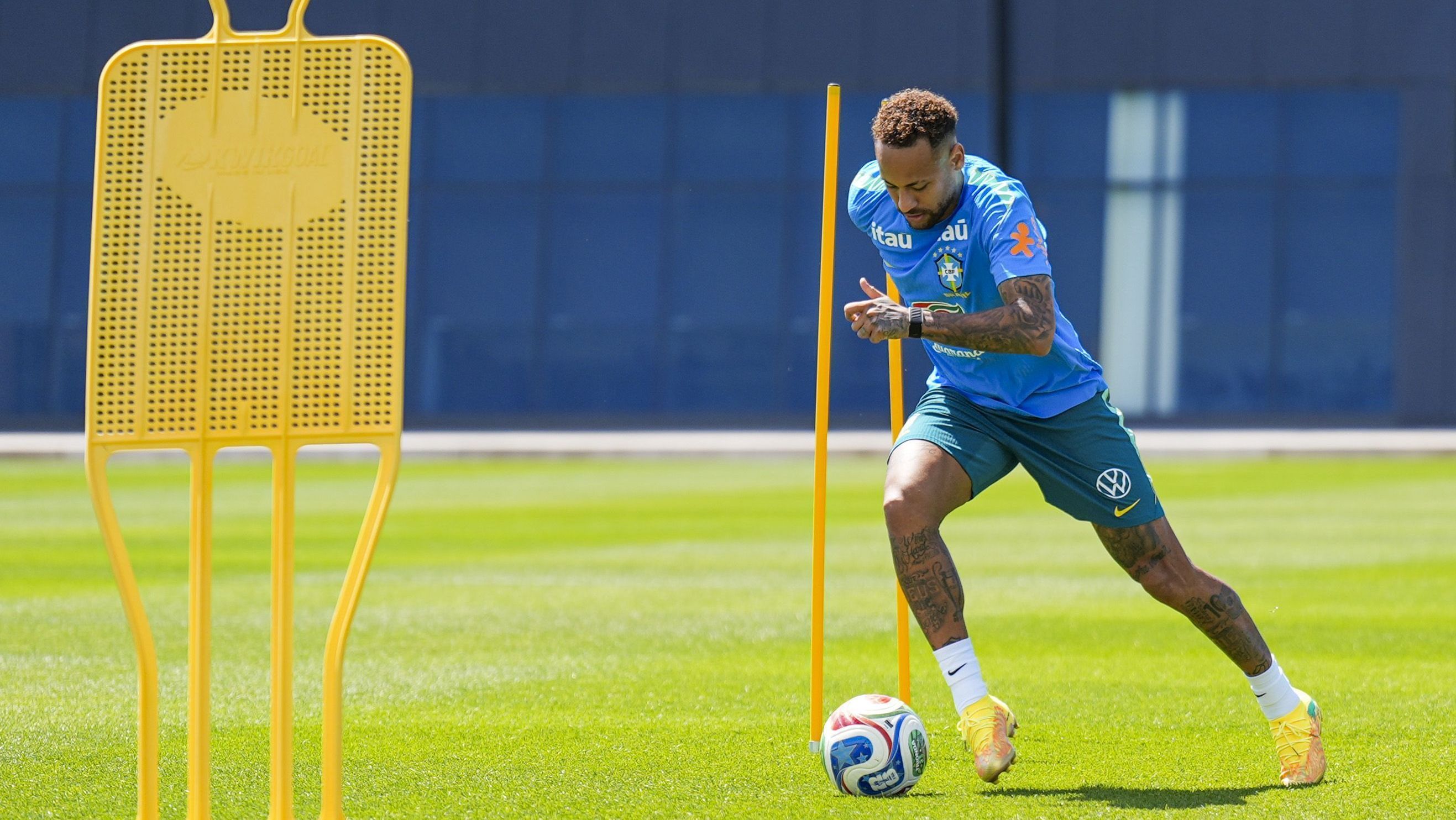 Neymar corre durante treino da Seleção Brasileira em Nova Jersey