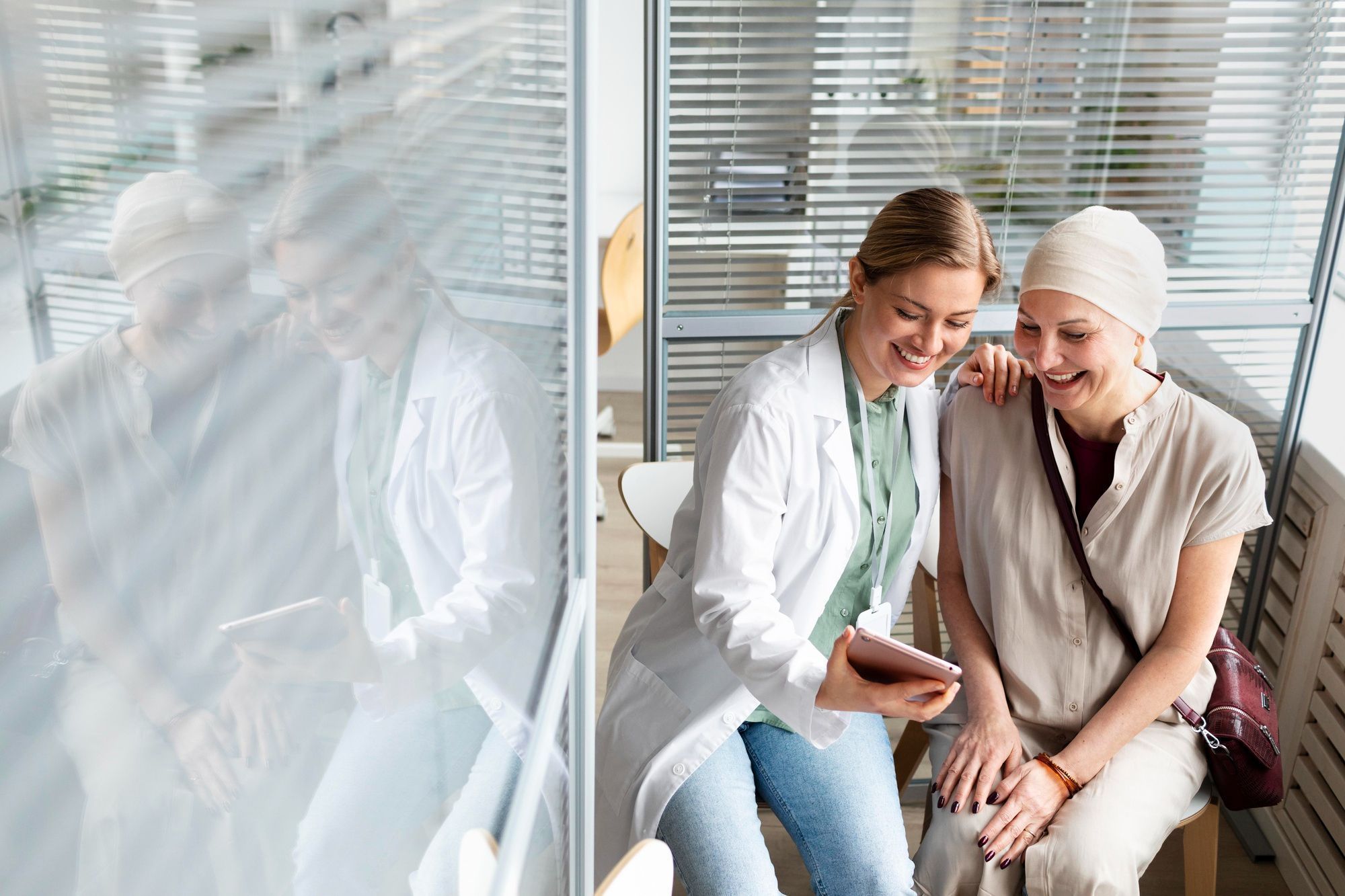 médica-dando-boa-notícia-para-paciente-de-quimioterapia