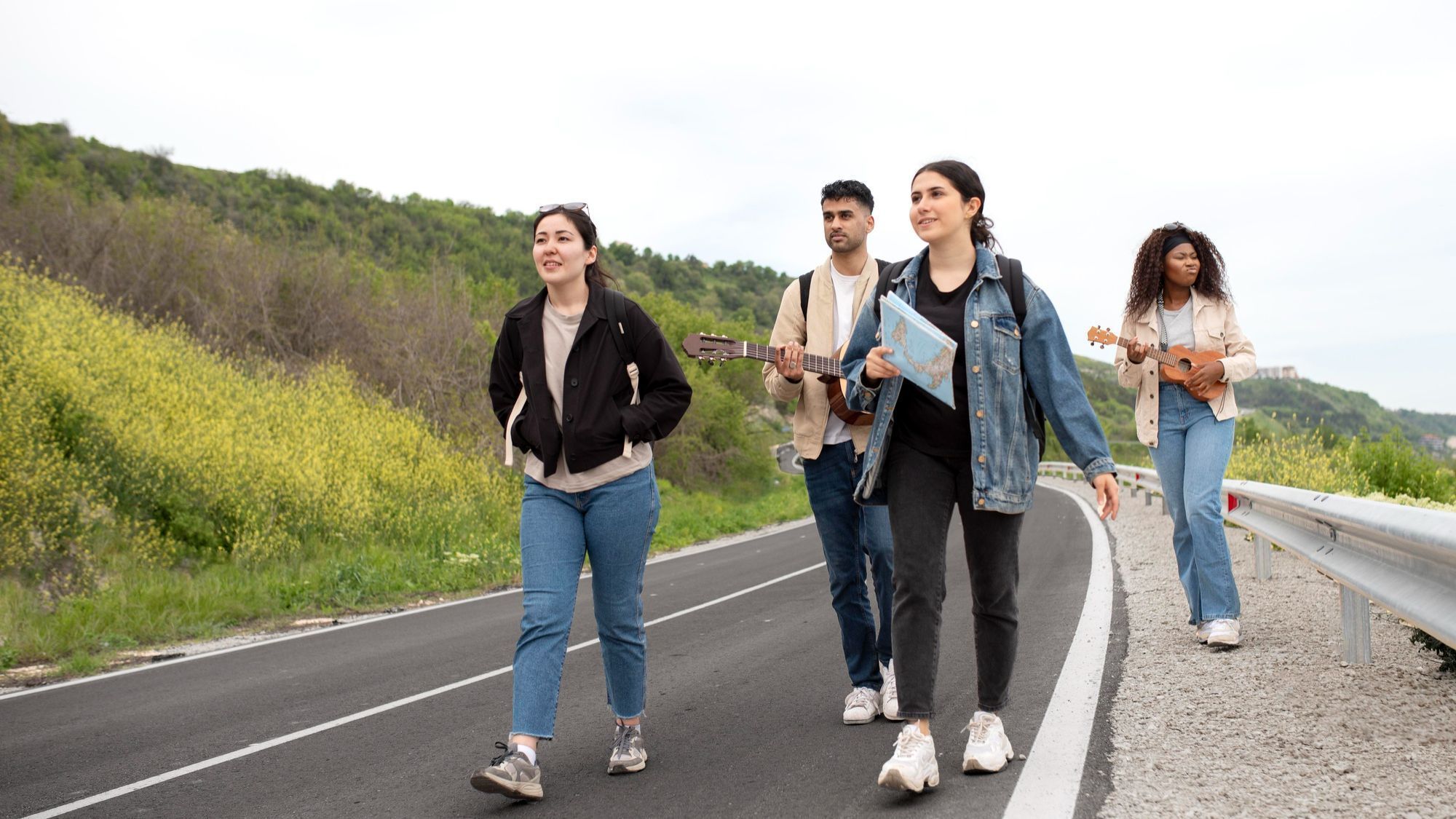 quatro-pessoas-caminhando-por-uma-estrada