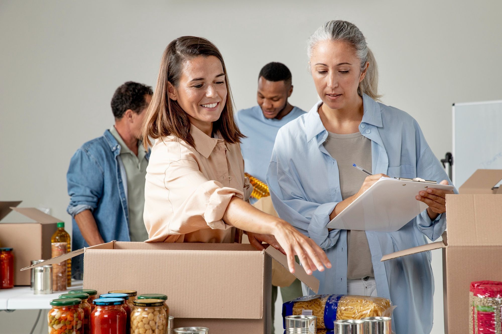 pessoas-organizando-alimentos-doados-em-trabalho-voluntário