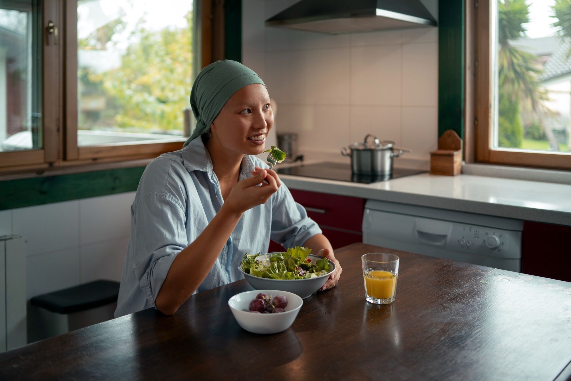 mulher-após-radioterapia-comendo-salada