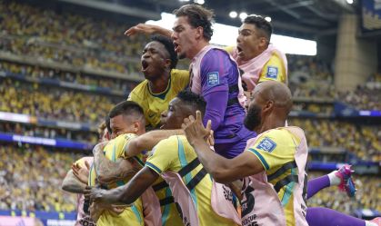 Jogadores da Seleção Brasileira comemoram vitória sobre o Japão