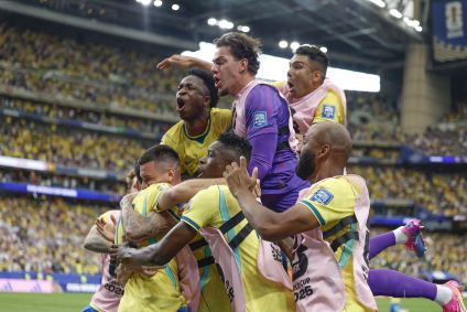 Jogadores da Seleção Brasileira comemoram vitória sobre o Japão