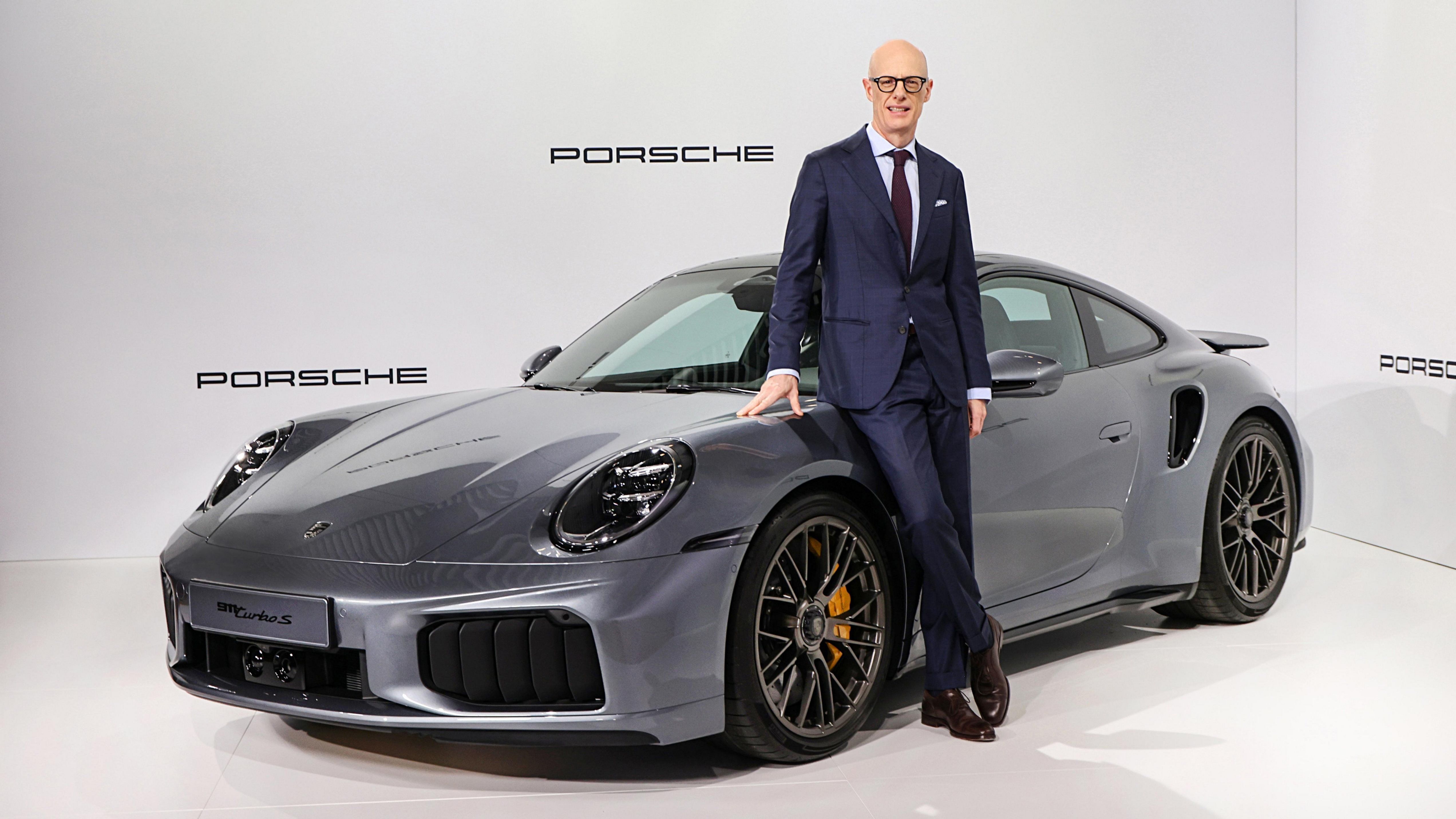 Dr. Michael Leiters, CEO de Porsche AG, encostado no novo Porsche 911 Turbo S T-hybrid • Divulgação / Porsche AG