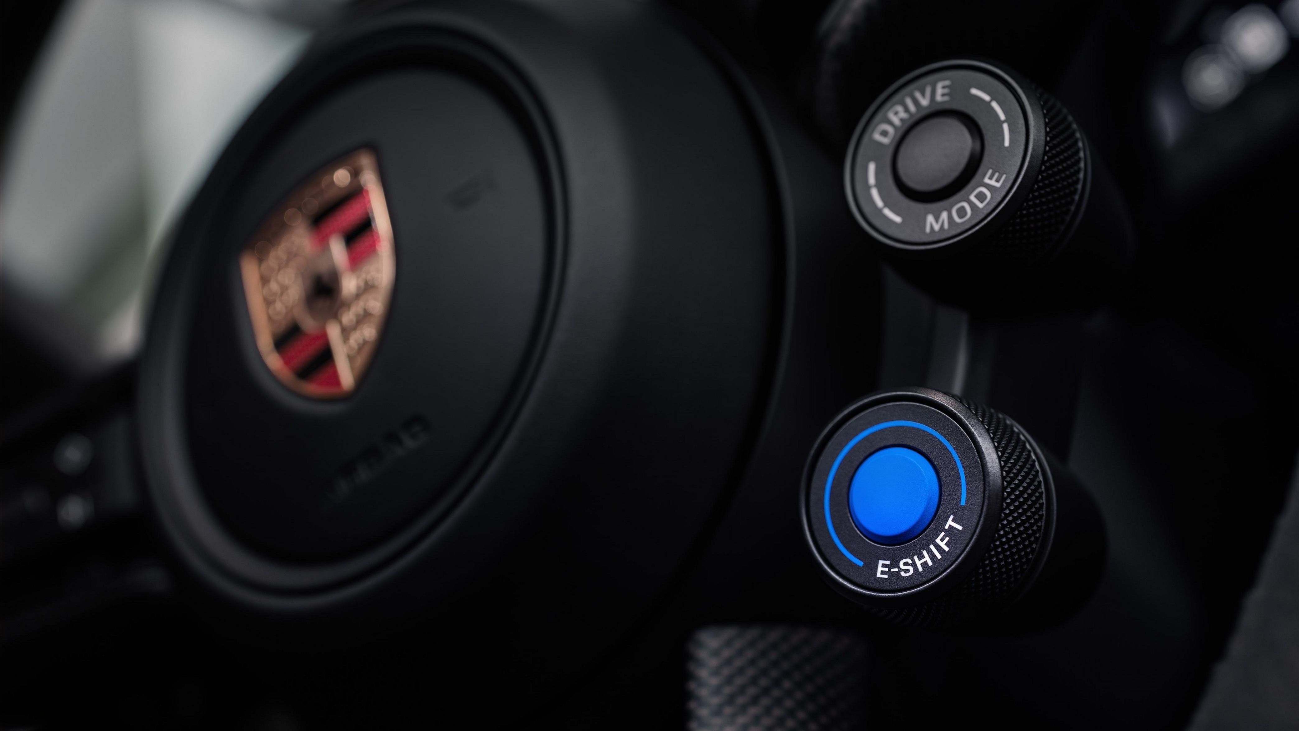 Botão "E-Shift" físico no volante do Taycan Turbo GT atualizado • Botão "E-Shift" físico no volante do Taycan Turbo GT atualizado