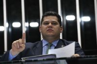 Alcolumbre pede cautela sobre propostas que impactam contas 