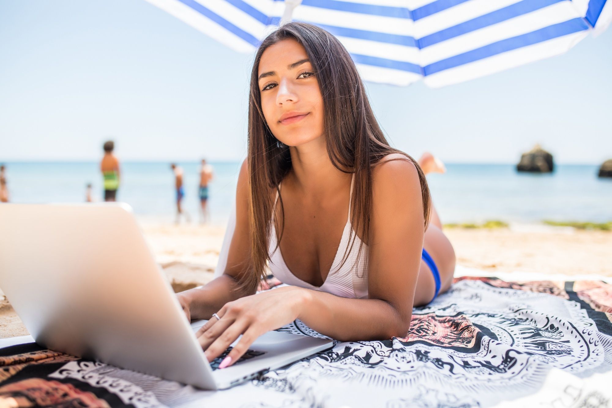 mulher-trabalhando-em-seu-laptop-na-praia